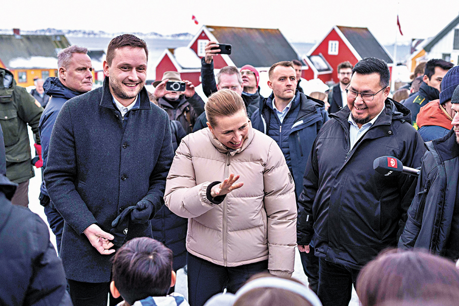 ●弗雷澤里克森（中）與格陵蘭居民見面。美聯社