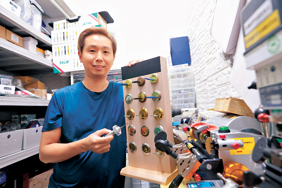 90後鎖匠阿軒在機緣巧合下入行，從此與鎖芯結下不解之緣。