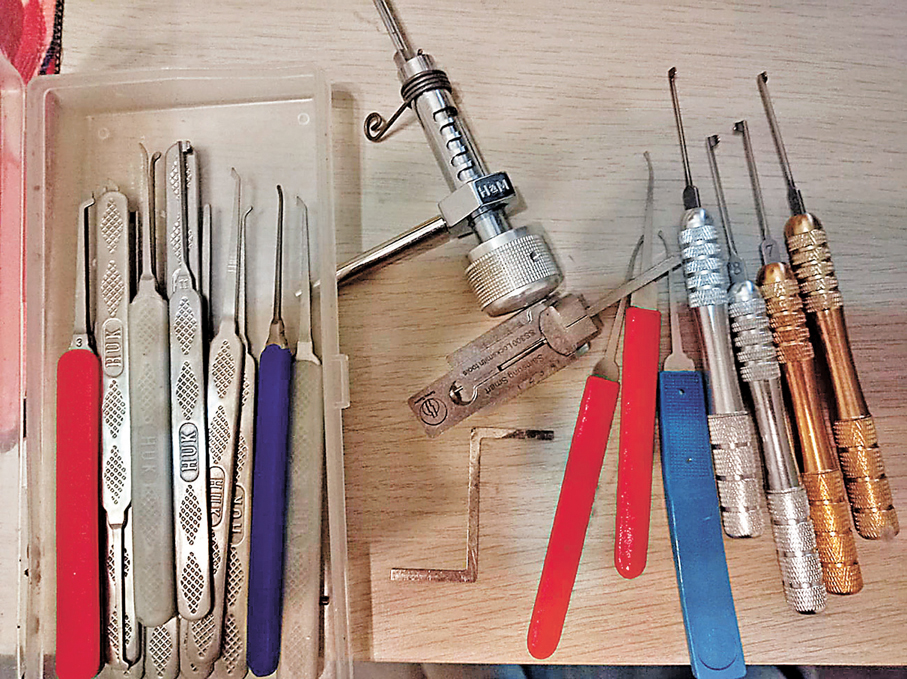 鎖匠的「拍檔」—開鎖工具。