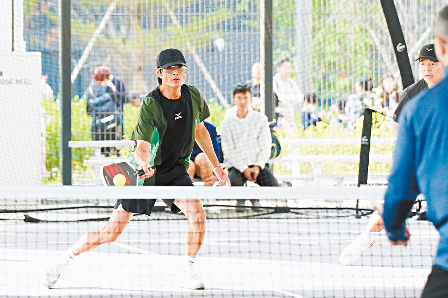 藝人黃德斌亦迷上匹克球，偶爾亮相本地賽事。