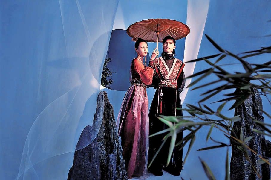 真人模特穿着遊戲《天下3》中的香雲紗服。