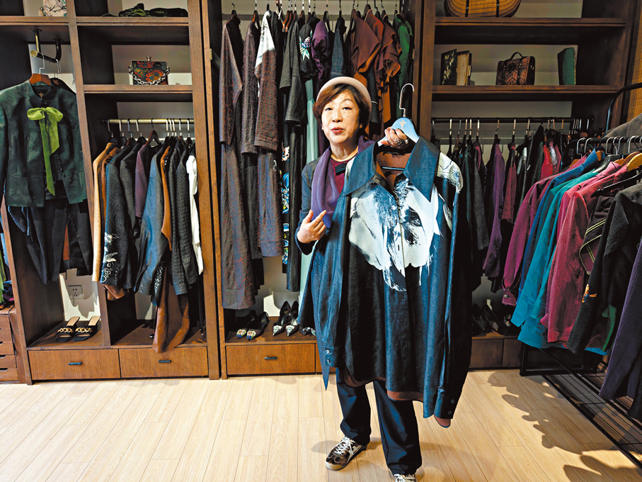 華南農業大學藝術學院教授金憓在講解香雲紗服裝的設計。 