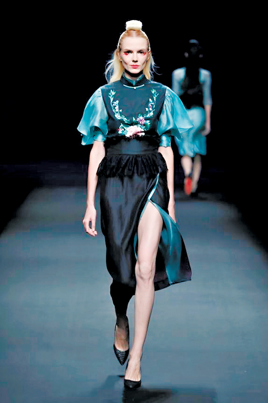 穿着香雲紗服裝的模特在走秀。