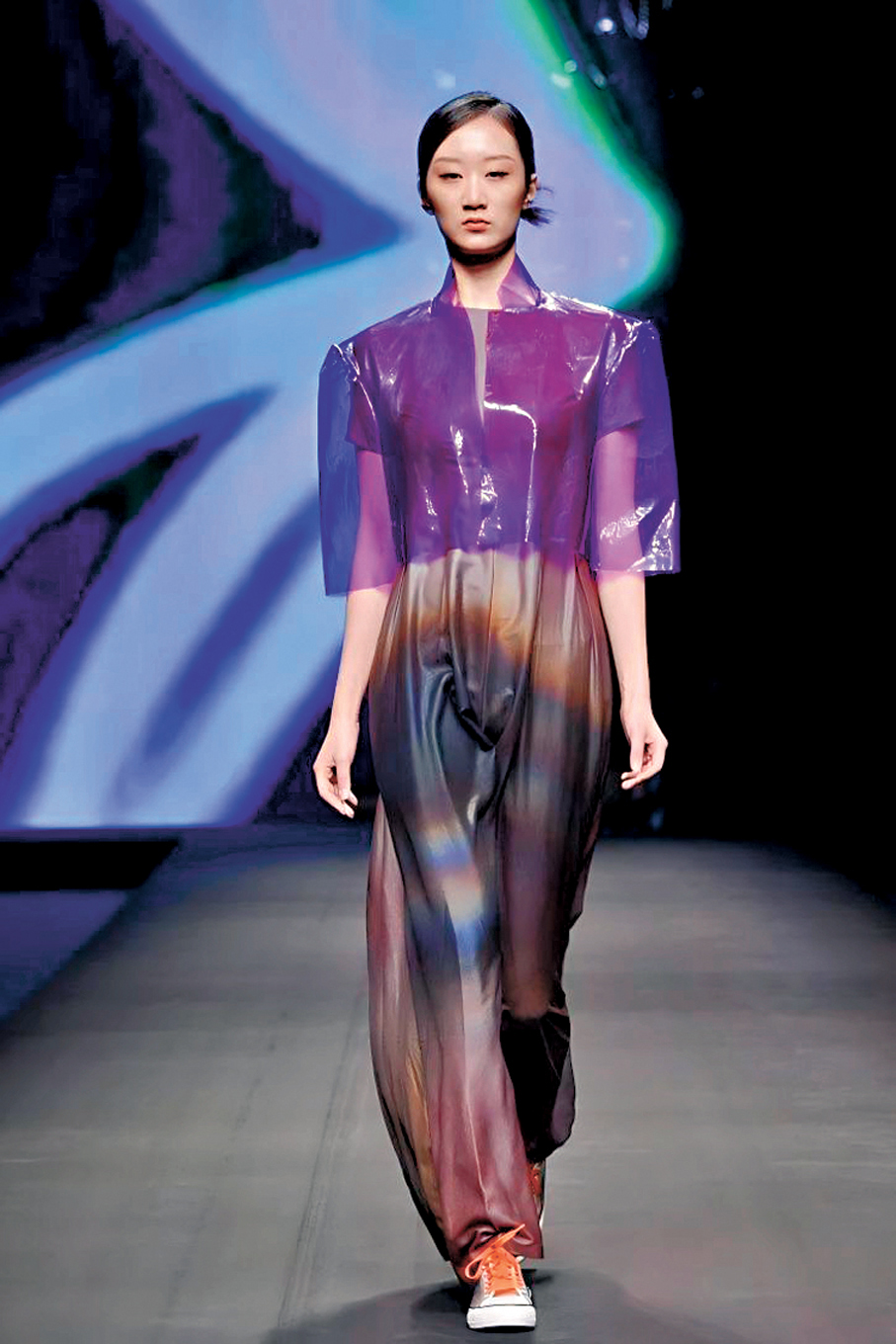 穿着香雲紗服裝的模特在走秀。
