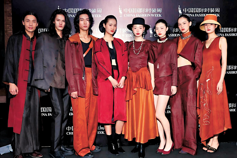 中國國際時裝周上模特穿着香雲紗服裝。