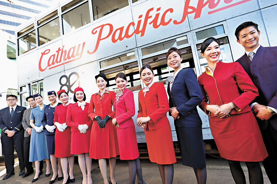 ●國泰80周年主題電車巡遊，機艙服務員穿上歷代經典懷舊制服「與民同樂」。 香港文匯報記者萬霜靈  攝