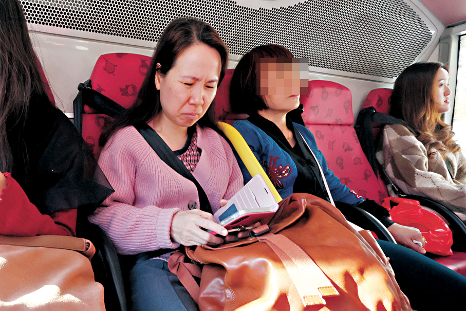 ●尾排三個乘客有一個無戴安全帶。 香港文匯報記者黃艾力  攝