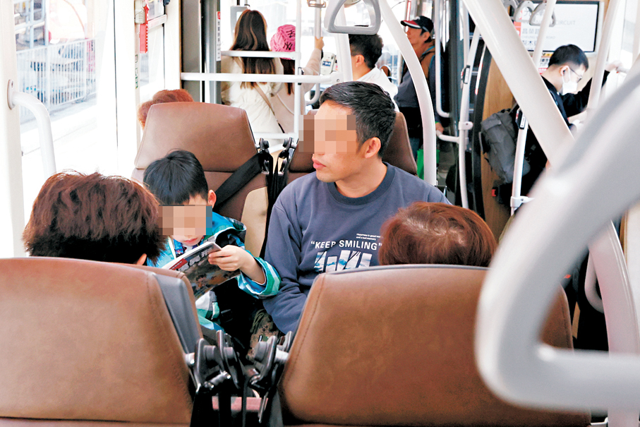 ●大人和小朋友都無佩戴安全帶。 香港文匯報記者黃艾力  攝