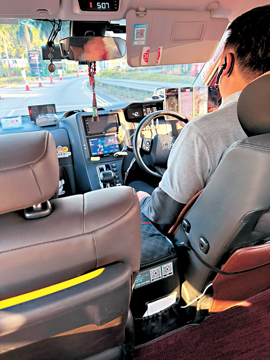 ●涉案的士司機駕駛時車頭放置多於兩部流動電訊裝置。 警方圖片