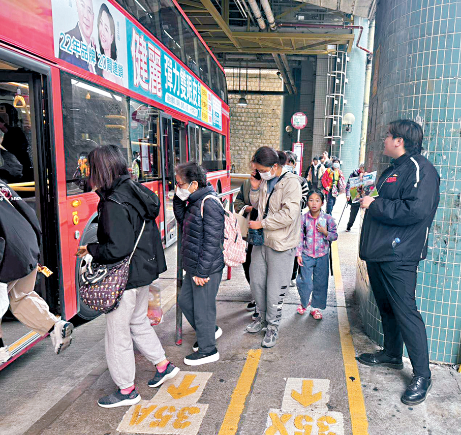 ●九巴派員在巴士站宣傳佩戴安全帶。  運輸署Fb圖片