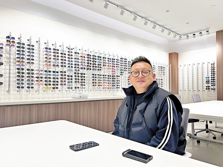 ●臨海市康波眼鏡有限公司負責人李林波。香港文匯報記者俞晝  攝
