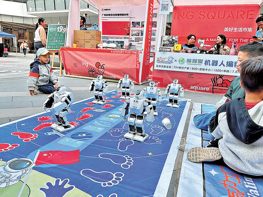 ●新春科創市集的機器人編程項目獻技。香港文匯報記者敖敏輝  攝