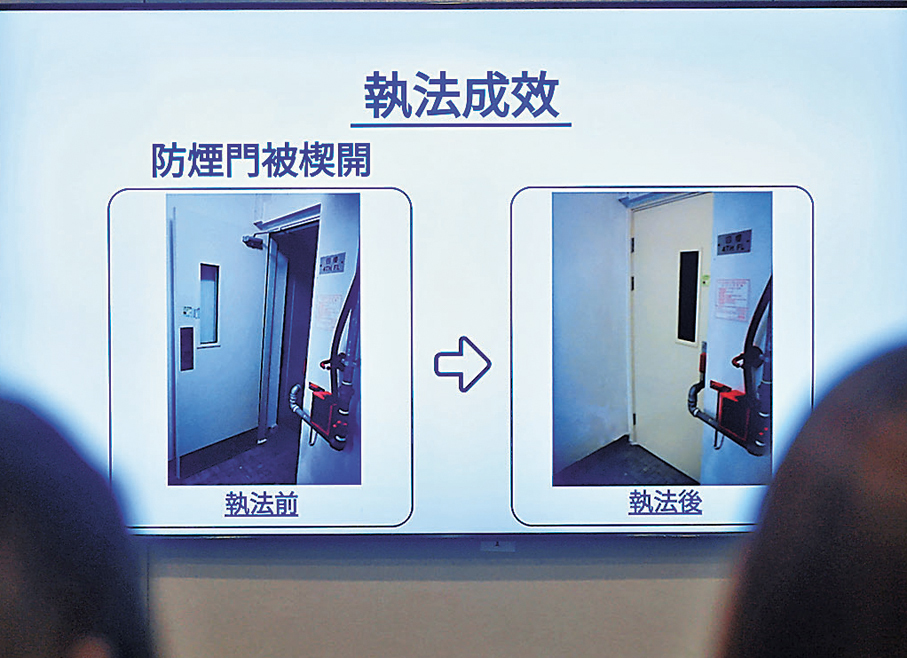 ●若大廈發生火災時，防煙門敞開，濃煙和火勢會在大廈內迅速蔓延。經過處方執法後，情況大幅改善，部分防煙門已關閉。香港文匯報記者郭木又  攝