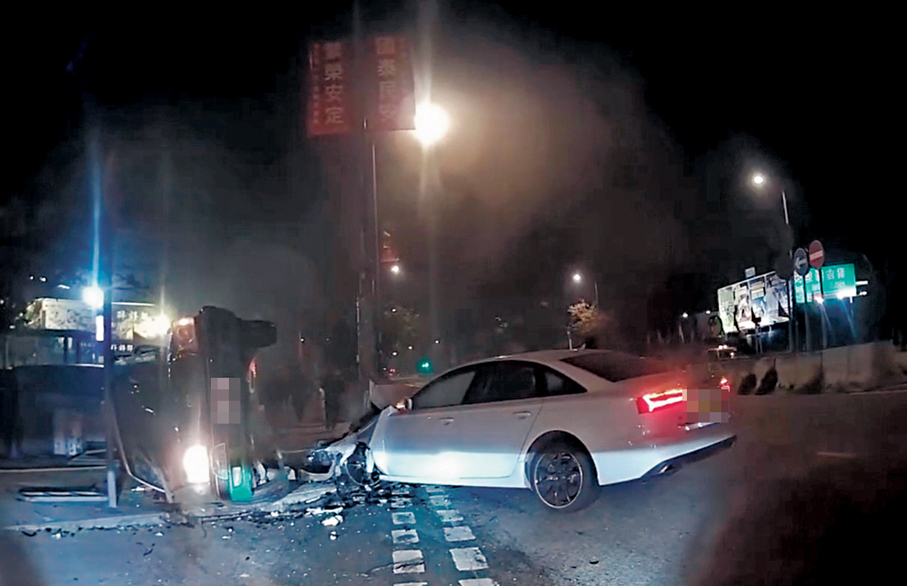 ●的士被私家車攔腰撞至翻側嚴重毀爛。 網上片段截圖