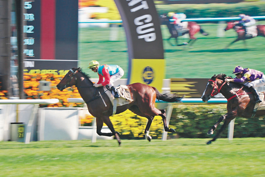 ●「嘉應高昇」在綠茵場上爭先。