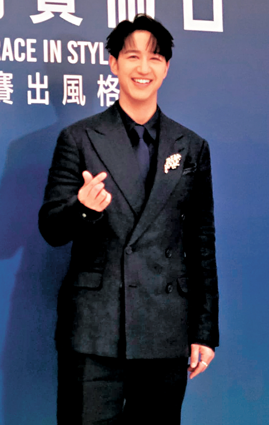 ●馮允謙比心。 香港文匯報記者梁靜儀  攝