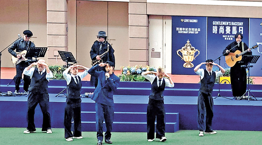 ●馮允謙落力跳唱。   香港文匯報記者梁靜儀  攝