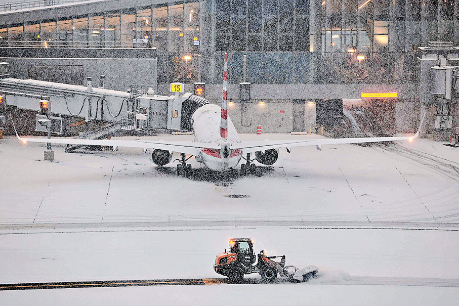 ●紐約拉瓜迪亞機場遭大風雪侵襲，多個航班取消。 法新社