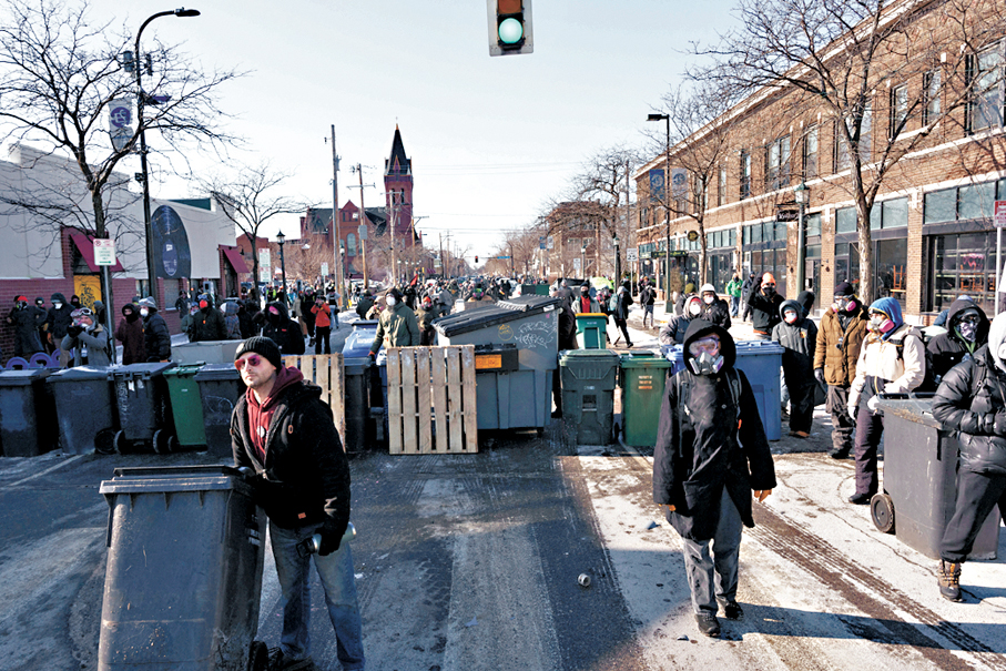 ●事件引發示威者封鎖街道，與執法人員對峙。 路透社