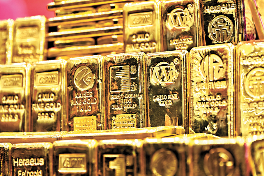 ●金價延續2025年漲勢，近期突破4,900美元水平。圖為香港黃金交易所展示黃金金條。 中新社