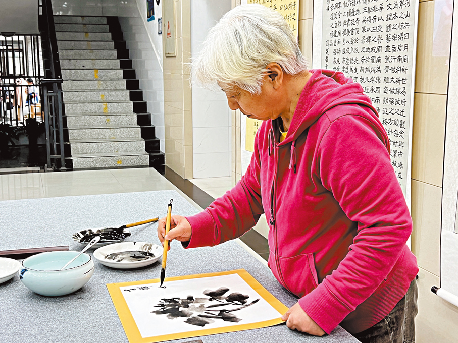 ●馬漵陽在進行繪畫創作。   受訪者供圖