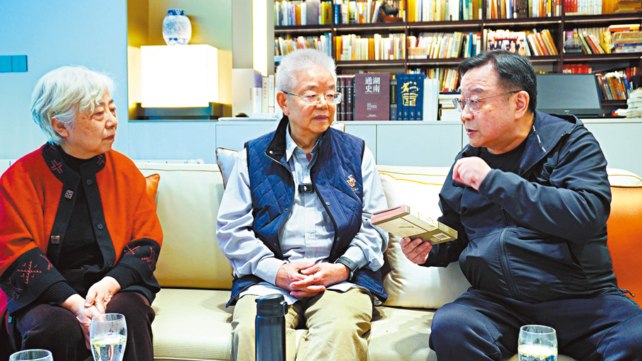 ●畫家馬漵陽（左）和著名學者鄭佳明（中）接受本報記者採訪。  記者姚進  攝