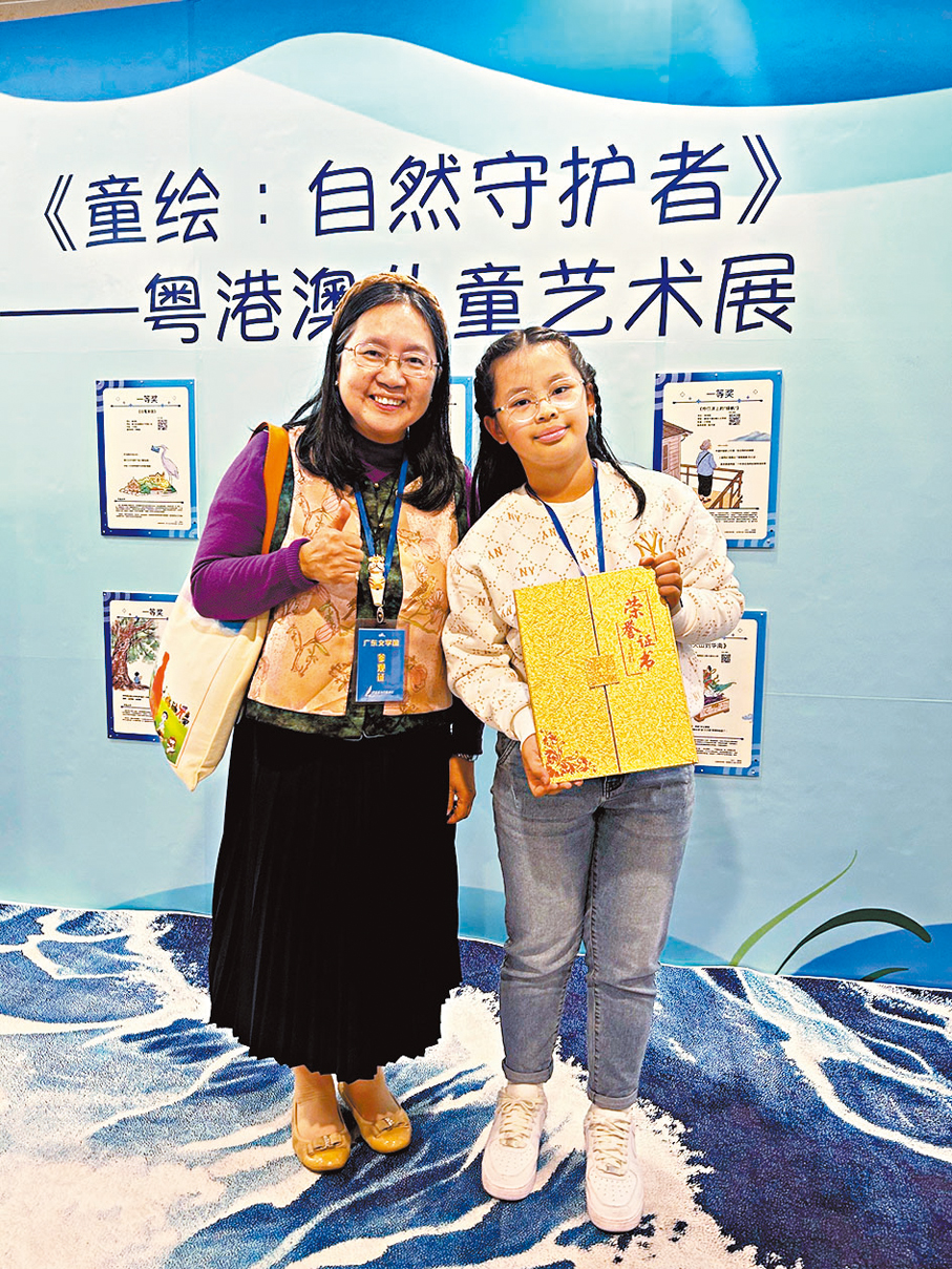 ●筆者與香港的獲獎學生。 作者供圖