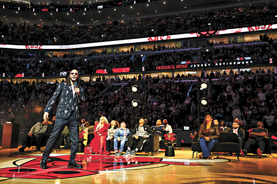 ●羅斯的球衣退役儀式於昨日舉行。  路透社