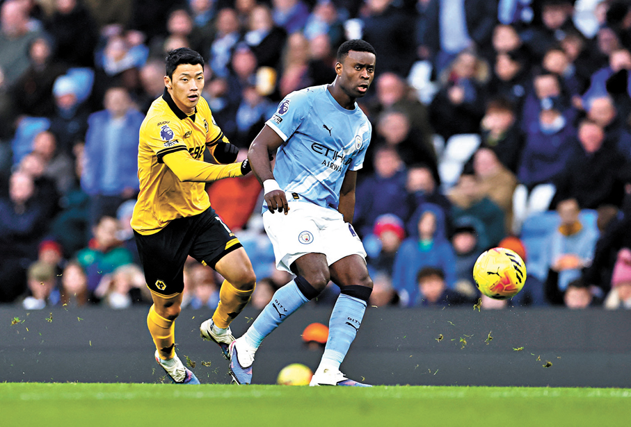 ●古希（右）首度替曼城上陣。  路透社