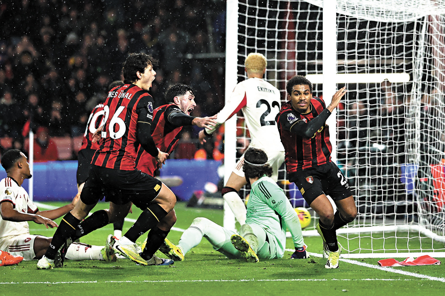 ●艾米艾里（右）於完場前替般尼茅夫完成「絕殺」。  路透社