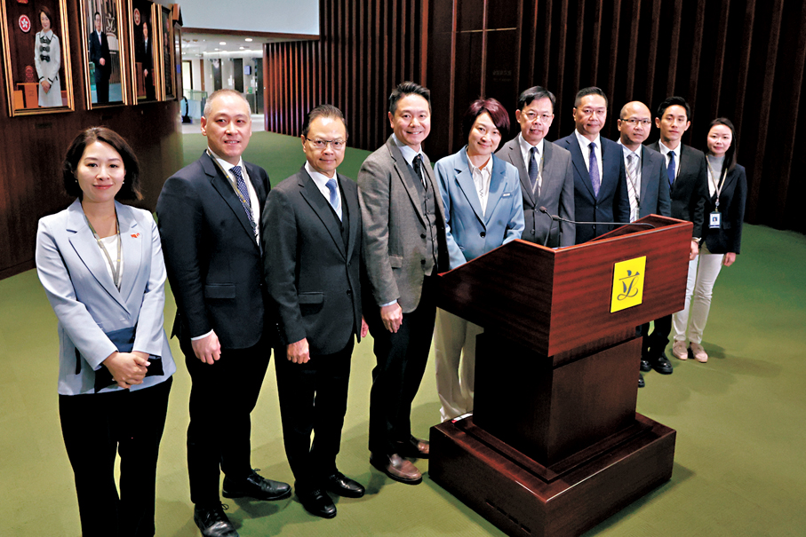 ●李慧琼（左五）指出，全體議員已安排學習會，一起認真學習研討會的重要內容。 香港文匯報記者黃艾力  攝