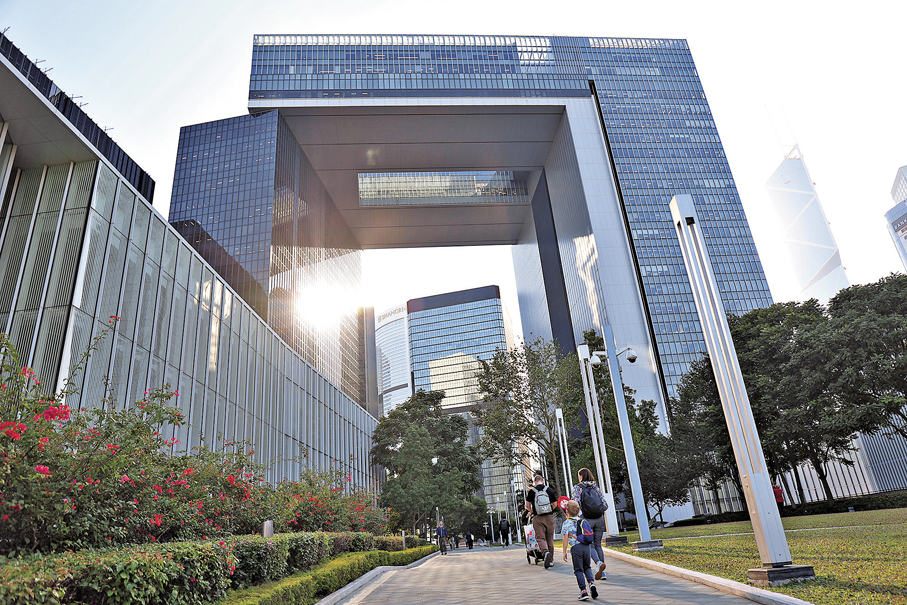 ●全國港澳研究會認為，行政主導可帶來「政策穩定」的優勢。圖為「門常開」。資料圖片