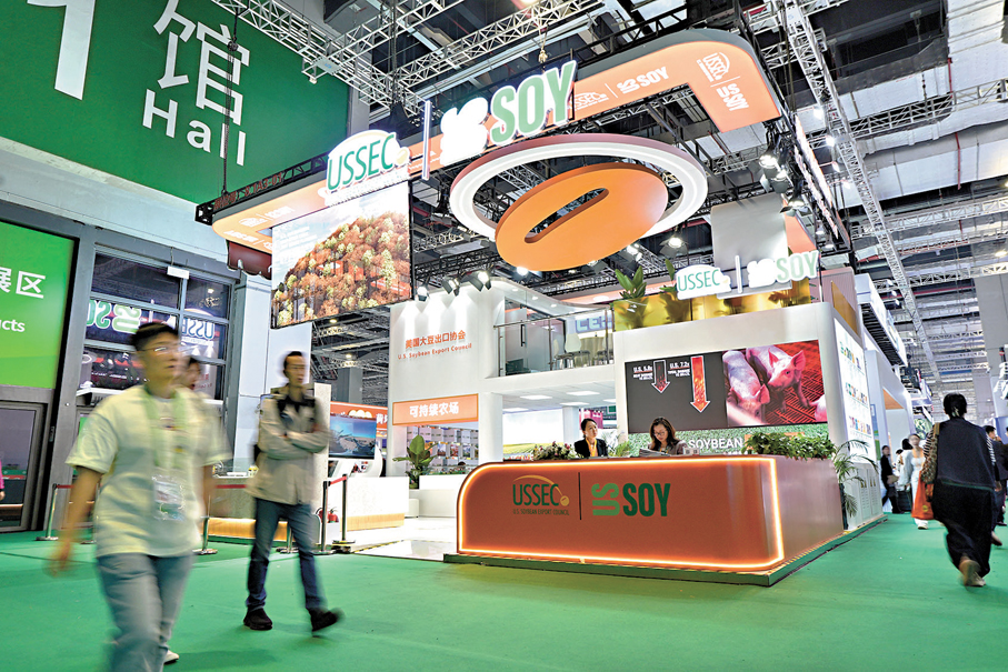 ●商務部回應美貿易代表稱中美要用好經貿磋商機制合作共贏。圖為早前在第八屆進博會農食產品展區，美國大豆出口協會展台迎接參觀者。 資料圖片
