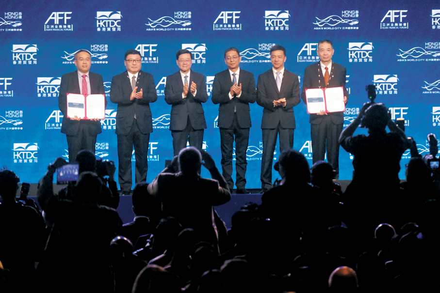 ●財庫局與上海黃金交易所在昨日舉行的亞洲金融論壇上簽署合作協議。  香港文匯報記者涂穴  攝