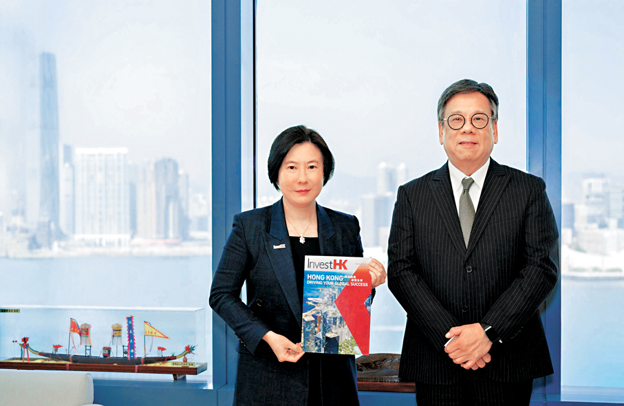 ●商經局局長丘應樺（右）與投資署署長劉凱旋（左）展示該署的年度報告。 政府新聞網