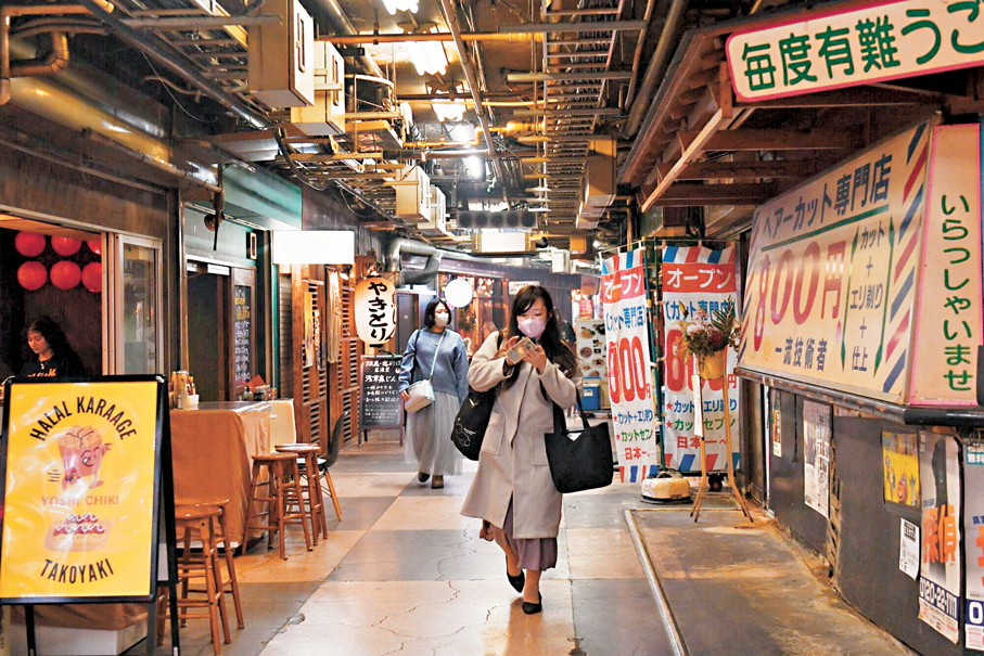 ●外交部提醒中國公民春節期間避免赴日。圖為日本東京淺草區地下購物中心多店空置的情況。 資料圖片