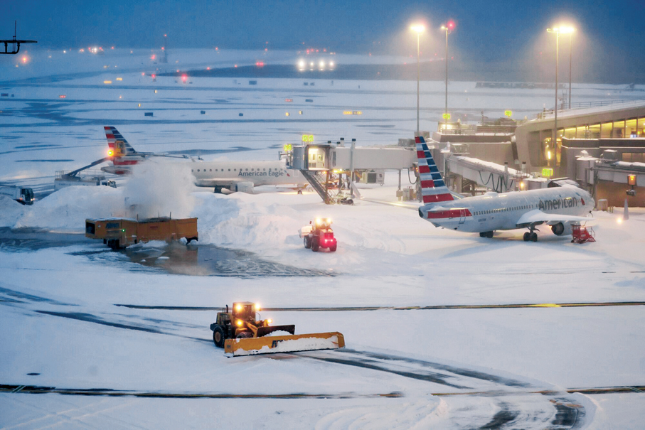 ●1月25日，美國紐約拉瓜迪亞機場，除雪設備正在作業。 彭博社
