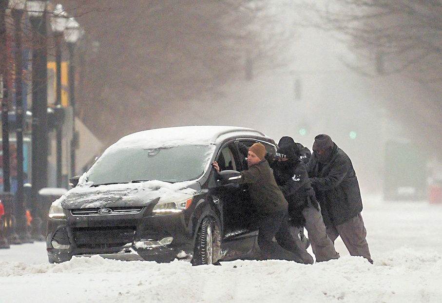 ●美國肯塔基州一都會區，多名男子正幫助被困在雪中的司機。 路透社