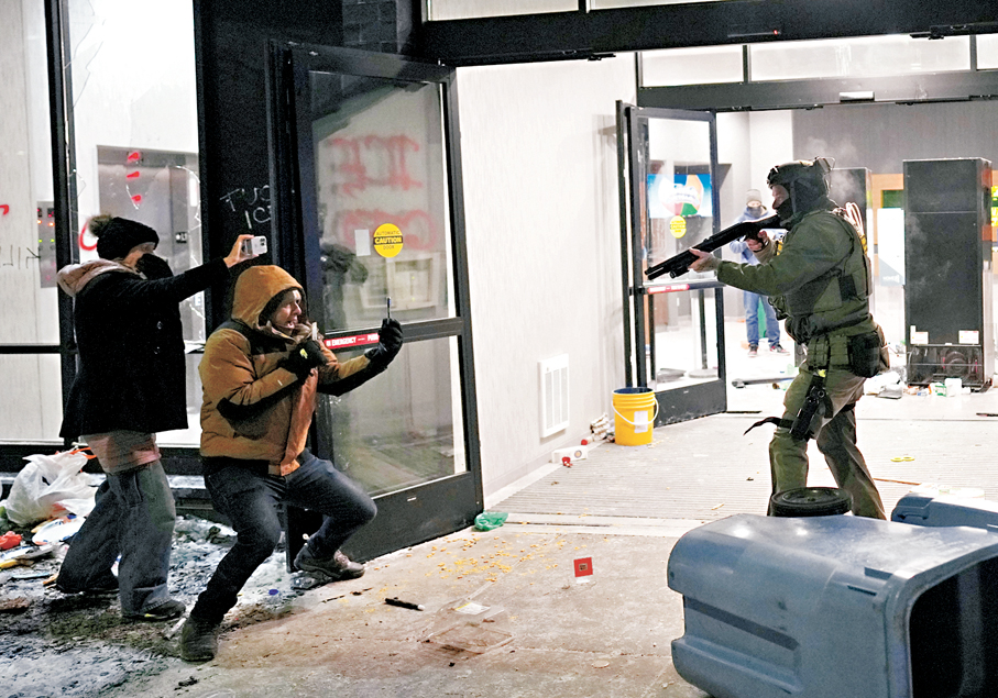 ●明尼蘇達州爆發騷亂，聯邦探員向拍片人士擎槍。 美聯社