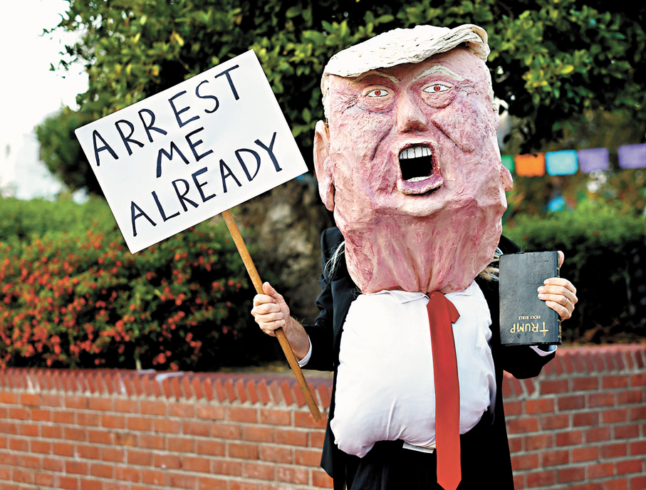 ●洛杉磯抗議人士扮成「特朗普」大肆嘲諷。 美聯社