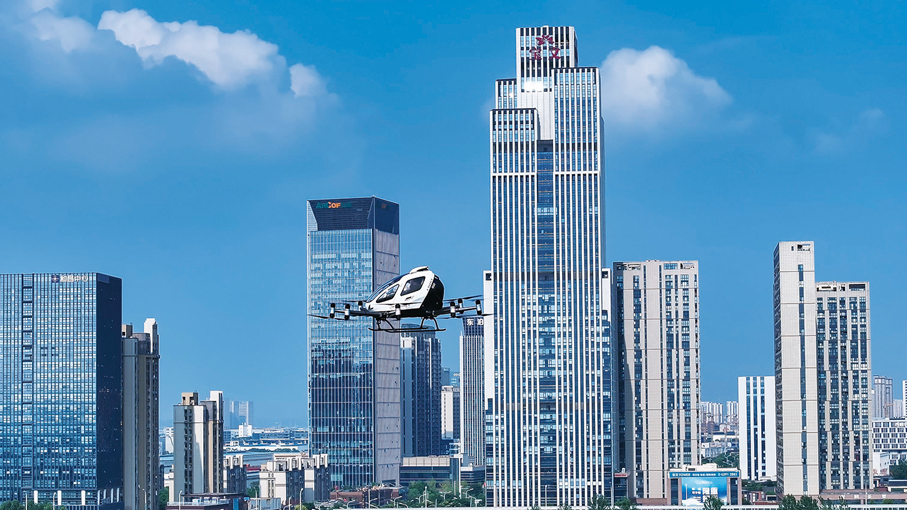 ●合翼航空運營的EH216S無人駕駛載人航空器在合肥上空飛行。