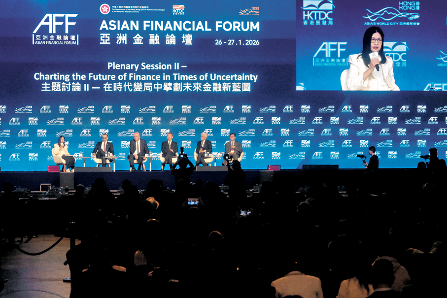 ● 梁鳳儀指出，去年市場強勢可能暫時掩蓋全球經濟的脆弱。 香港文匯報記者涂穴  攝