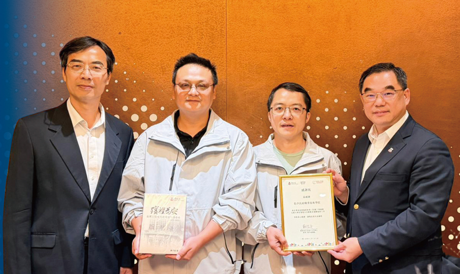 ●東華三院行政總監蘇祐安（右）向兩名長沙修復專家陳濤（左二）及吳彬才（右二）頒發感謝狀，感謝他們赴港支援。