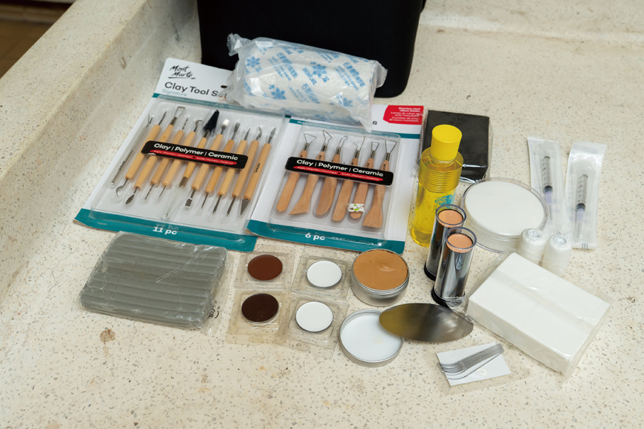 ●3D打印技術仍有局限，遺體化妝師團隊以傳統手藝對照先人照片修復着色，務求做到最好。