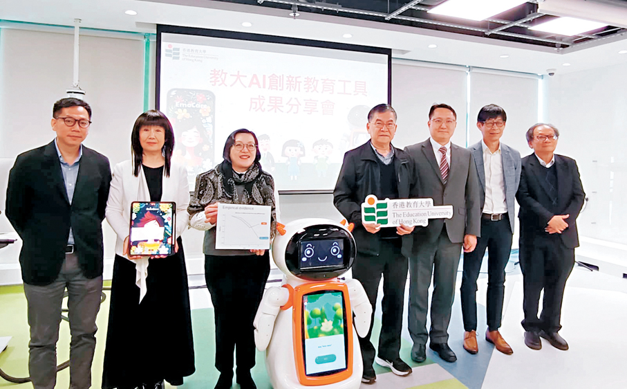 ●香港教育大學研發「語言學習社交機械人Joey」，透過實體AI機械人講故事，補足學生日常課堂因課時緊張而較少訓練的聽講能力。 香港文匯報記者陸雅楠  攝