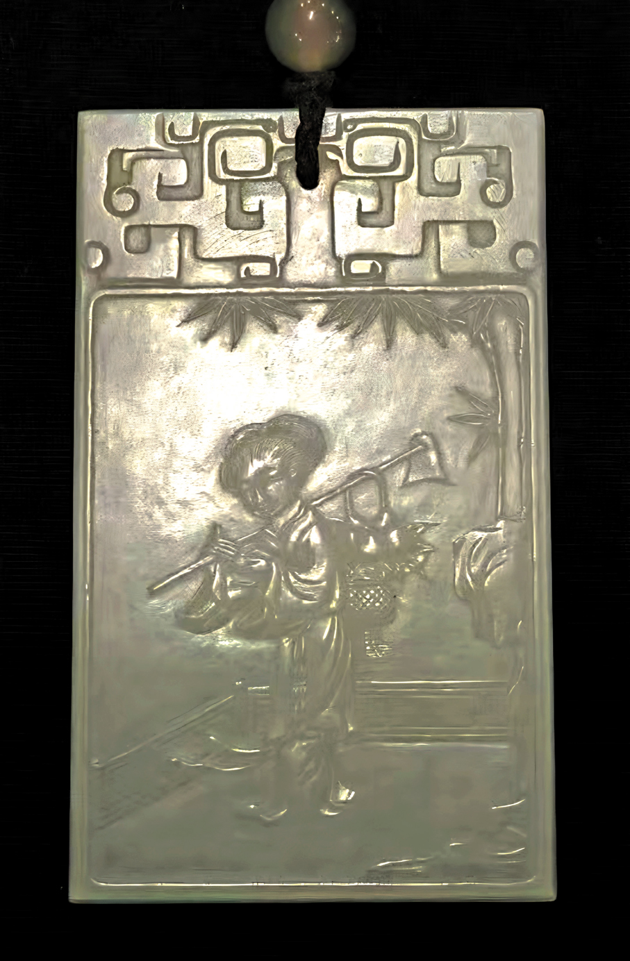 ●「嫦娥祝壽圖」子崗牌以和田白玉為材。 作者供圖