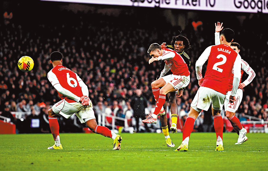 ●多古（中）下半場初段射入世界波。  路透社