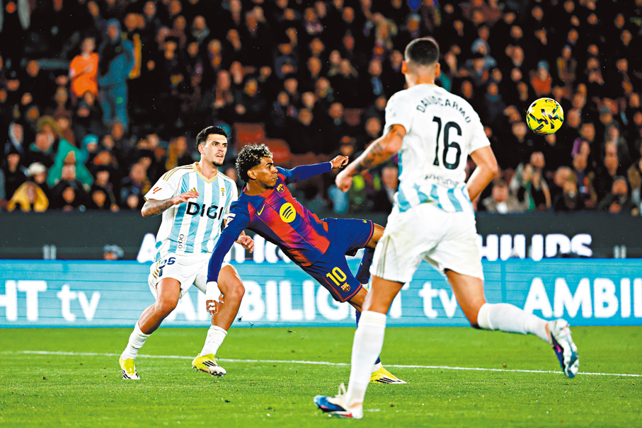 ●耶馬（中）轟入世界波。  美聯社