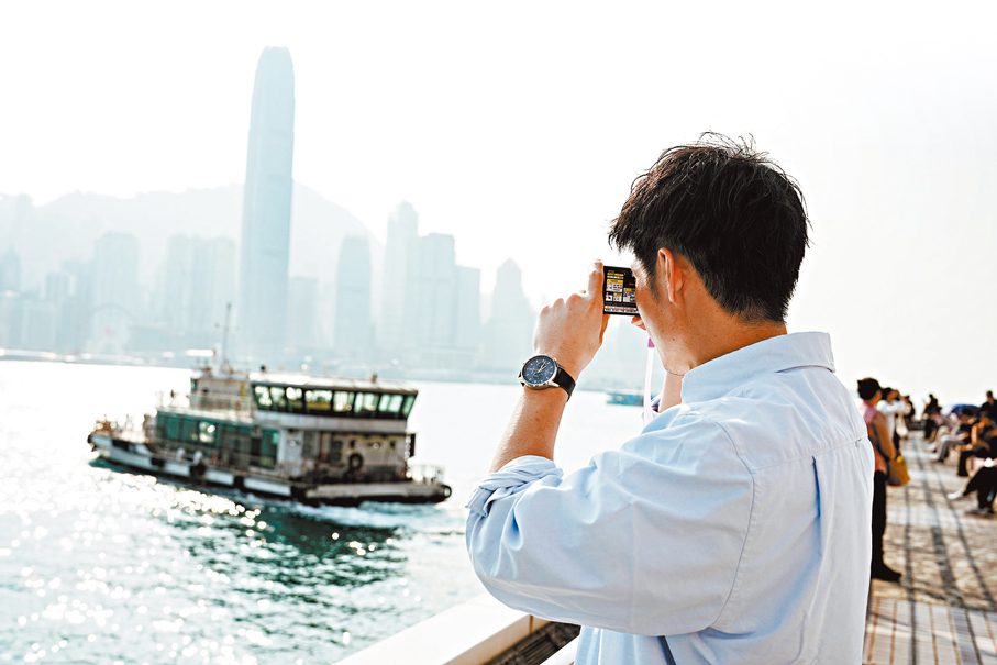 ●神田夢實沉醉於維港的漂亮景色。  香港文匯報記者葉詩敏  攝