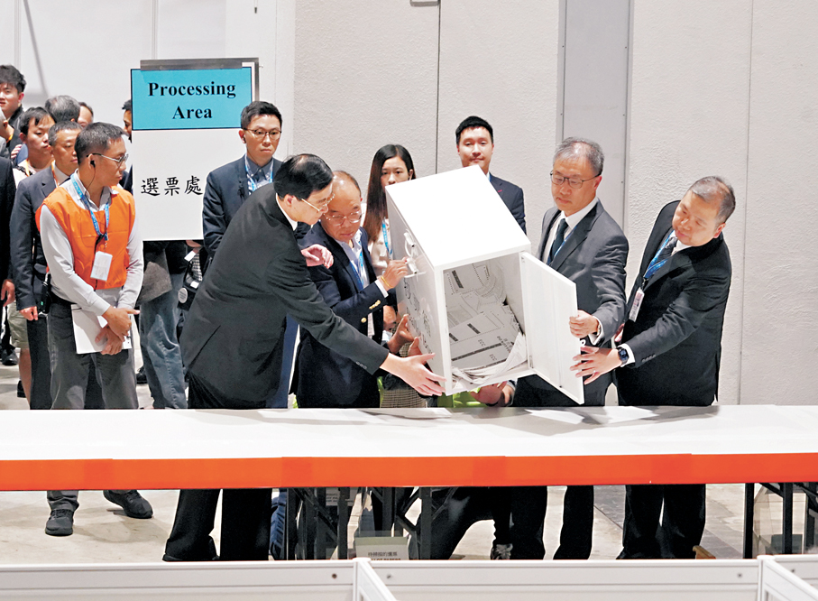 ●曾國衞任內主理第八屆立法會選舉，投票率超上屆。圖為去年12月，曾國衞在中央票站開票。 資料圖片